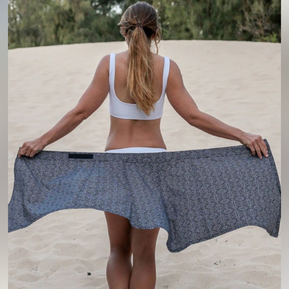 Rip skirt Hawaii black pearl batik XL NWT